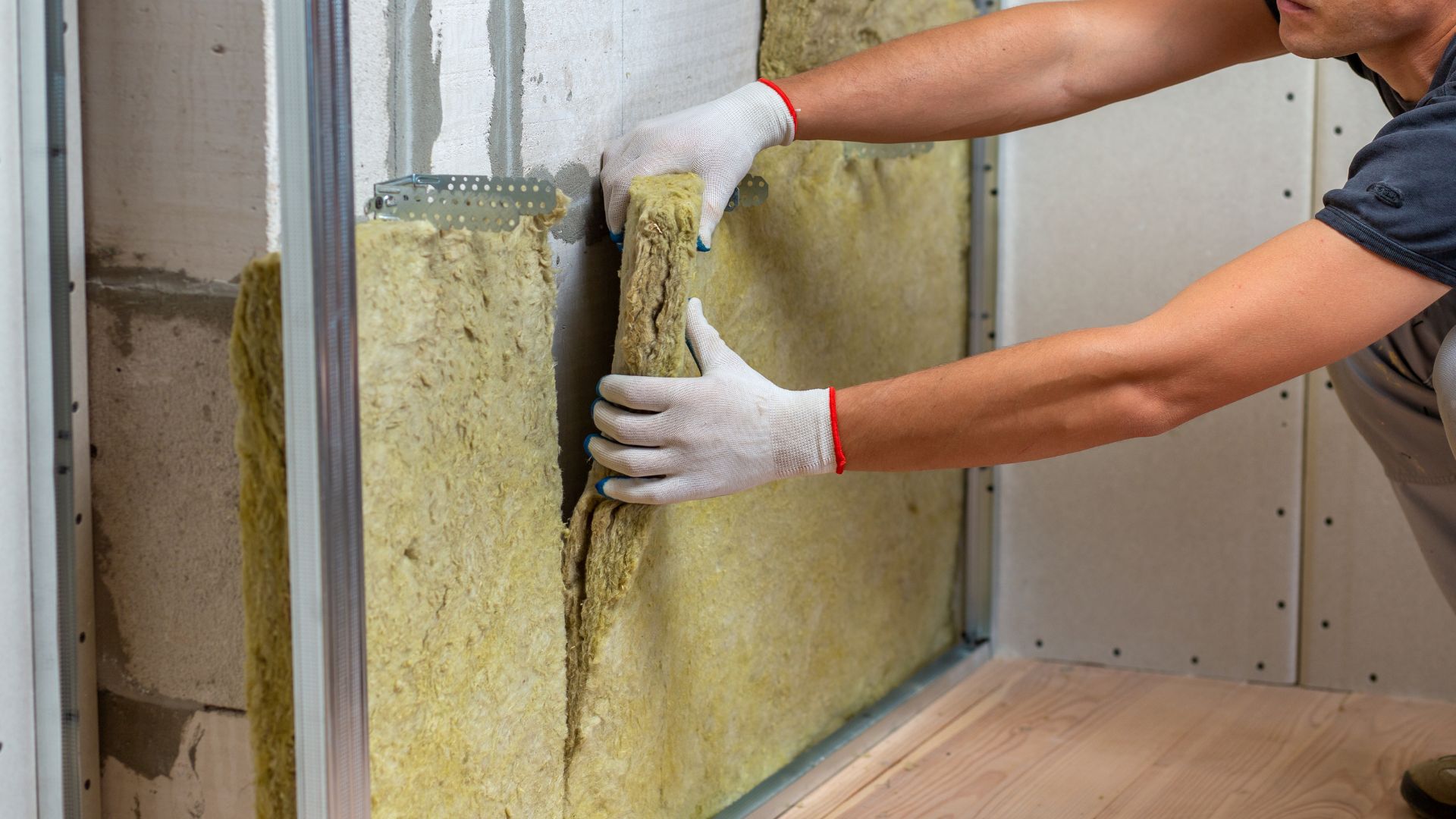 Artisan qui montre comment isoler un mur intérieur