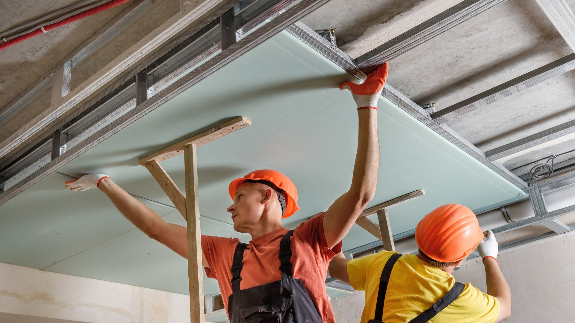 homme qui construisent un faux plafond pour une isolation phonique